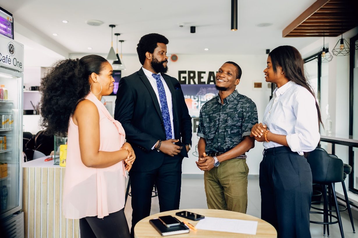 Équipe de professionnels africains réunie dans un bureau à Lagos.