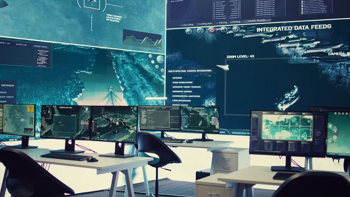 Salle de supervision d’un centre d’opérations de sécurité avec écrans de contrôle.